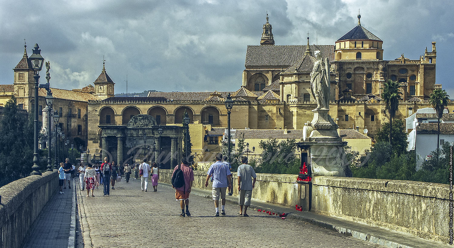 Sur le puente Romano vers la Mezquita - Cordoba  - 2005